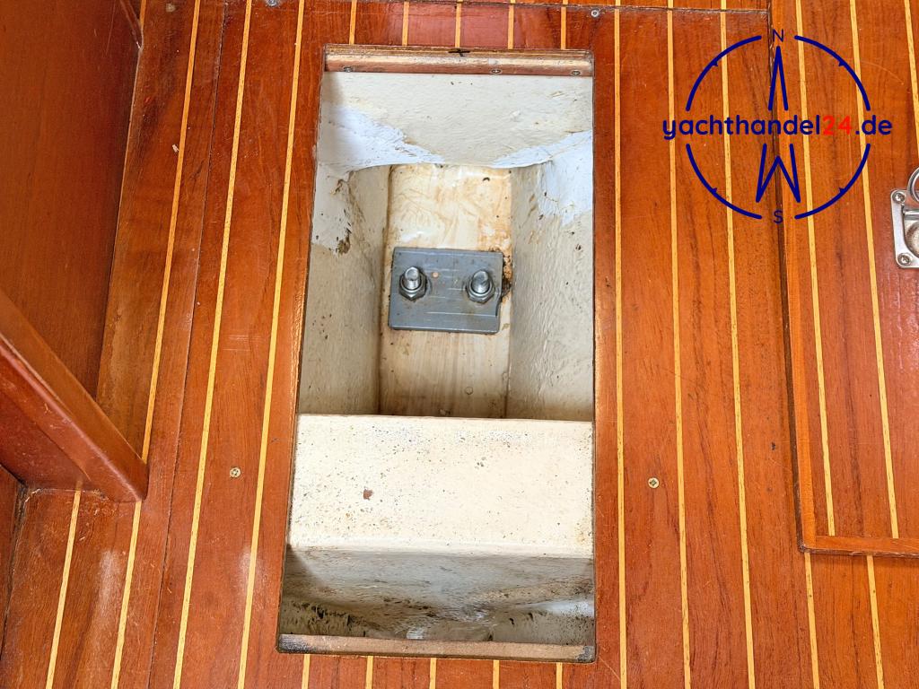 Au&szlig;enansicht der Omega 36 Baujahr 1988, 11 Meter lang, Zustand: gut