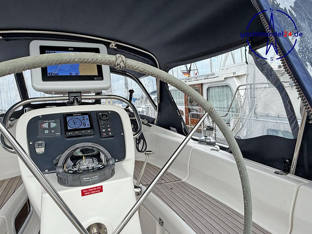 Cockpit der Bavaria 36 Baujahr 2004, 11.4 Meter lang, Zustand: sehr gut