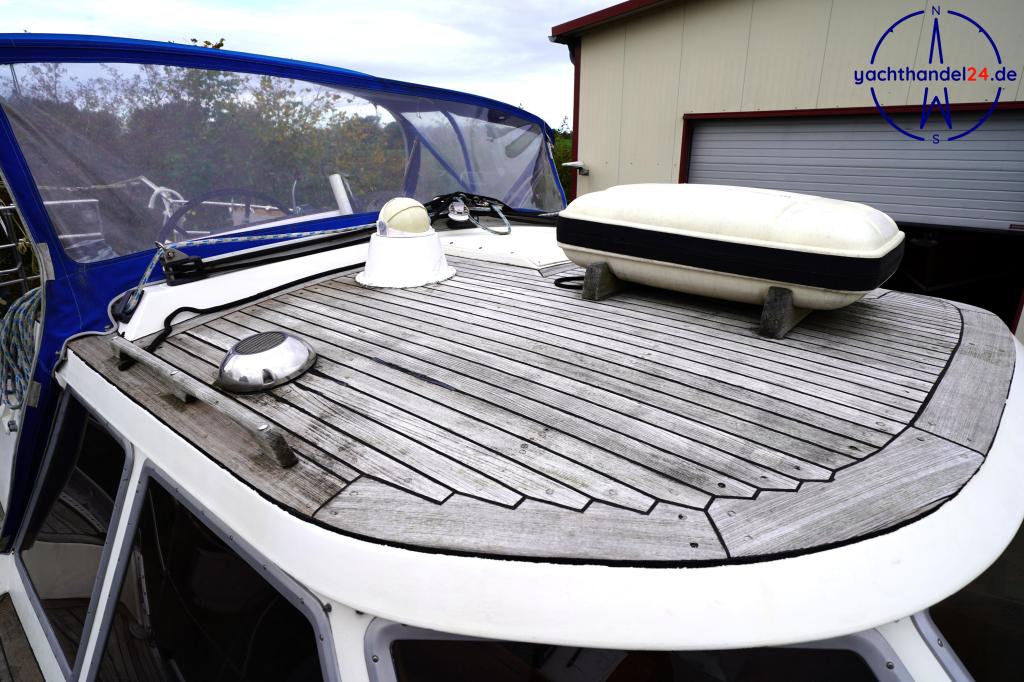 Motorraum der Nautors Swan 39 DS Baujahr 1977, 11.98 Meter lang, Zustand: reparaturbed&uuml;rftig