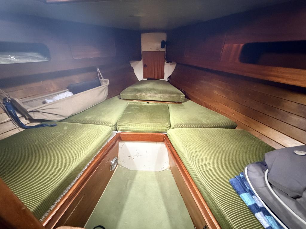 Cockpit der Vind&ouml; 40 Baujahr 1975, 9.43 Meter lang, Zustand: gut