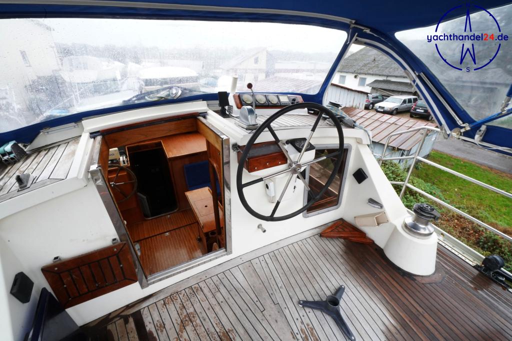 Innenansicht der Nautors Swan 39 DS Baujahr 1977, 11.98 Meter lang, Zustand: reparaturbed&uuml;rftig