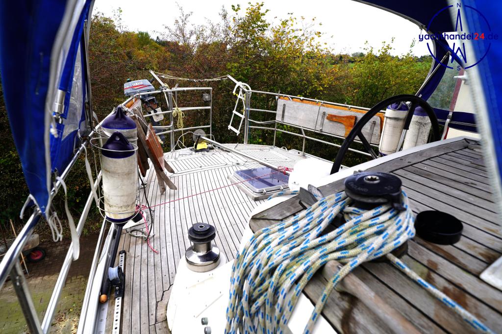 Deck der Nautors Swan 39 DS Baujahr 1977, 11.98 Meter lang, Zustand: reparaturbed&uuml;rftig