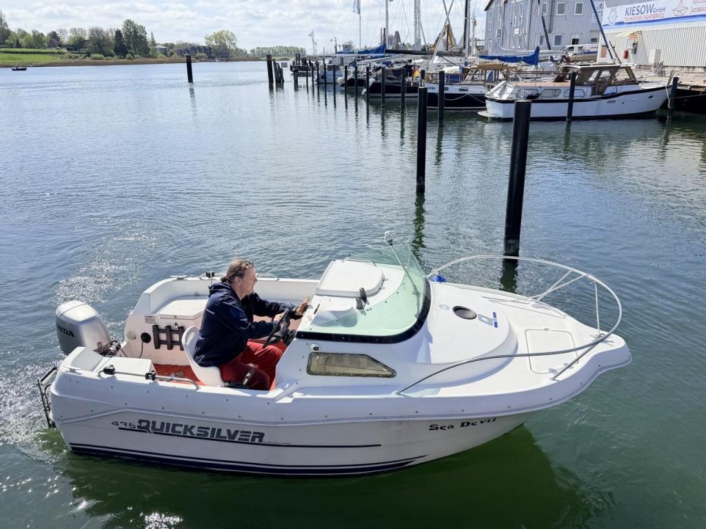 Motorraum der Quicksilver Cabin 435 Baujahr 1999, 4.48 Meter lang, Zustand: gut