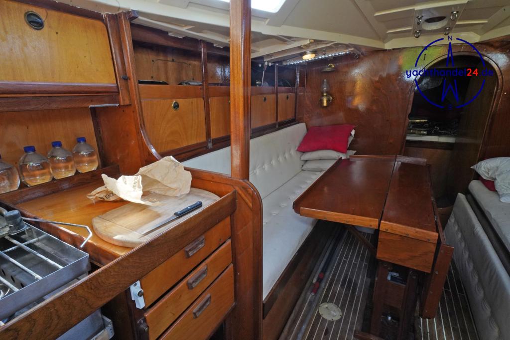 Motorraum der Waarschip 36 LD Baujahr 1992, 10.75 Meter lang, Zustand: reparaturbed&uuml;rftig