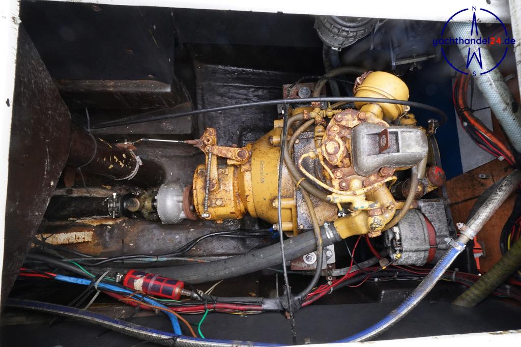 Kaj&uuml;te der Comar Comet 910 Baujahr 1977, 9.1 Meter lang, Zustand: reparaturbed&uuml;rftig