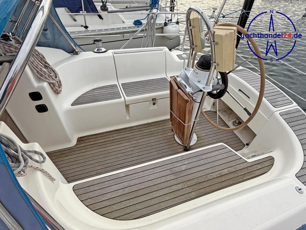 Cockpit der Bavaria 33 Exclusiv Baujahr 1996, 10.28 Meter lang, Zustand: gut