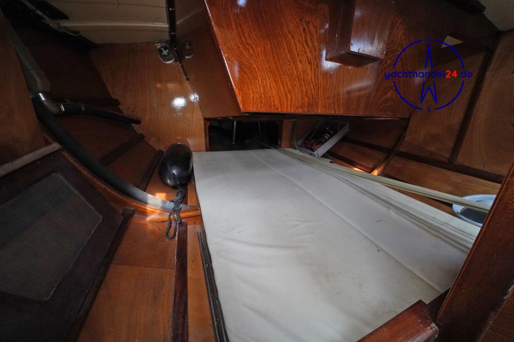 Innenansicht der Waarschip 36 LD Baujahr 1992, 10.75 Meter lang, Zustand: reparaturbed&uuml;rftig