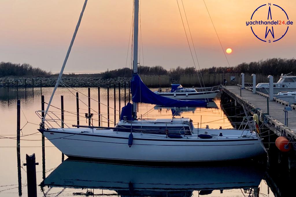 Au&szlig;enansicht der Comar Comet 910 Baujahr 1977, 9.1 Meter lang, Zustand: reparaturbed&uuml;rftig