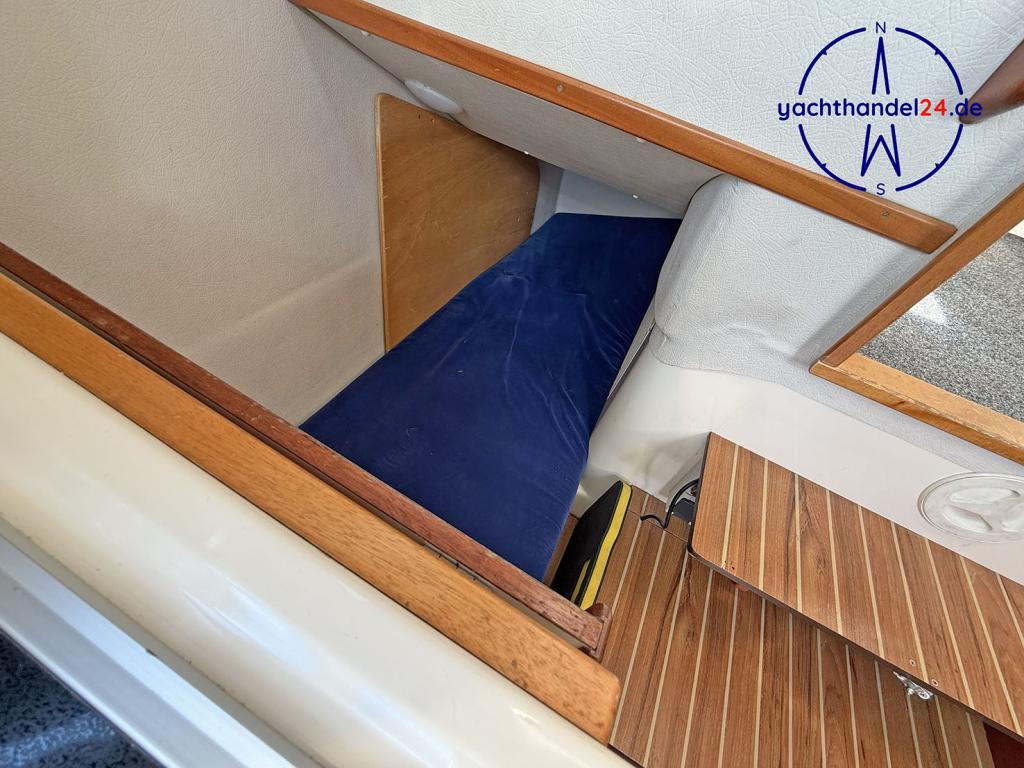 Motorraum der Bella Falcon 26 Fatino Baujahr 2002, 8.17 Meter lang, Zustand: gut