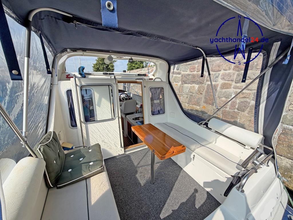 Motorraum der Bella Falcon 26 Fatino Baujahr 2002, 8.17 Meter lang, Zustand: gut