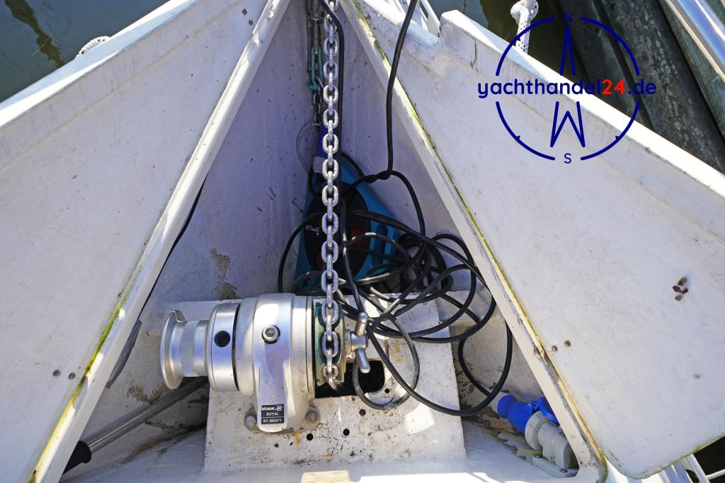 Cockpit der Trio 92 Baujahr 1983, 9.2 Meter lang, Zustand: sehr gut