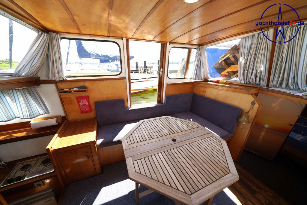 Motorraum der Unbekannter Hersteller &auml;hnlich Pedro Yacht Baujahr 1975, 10 Meter lang, Zustand: gut