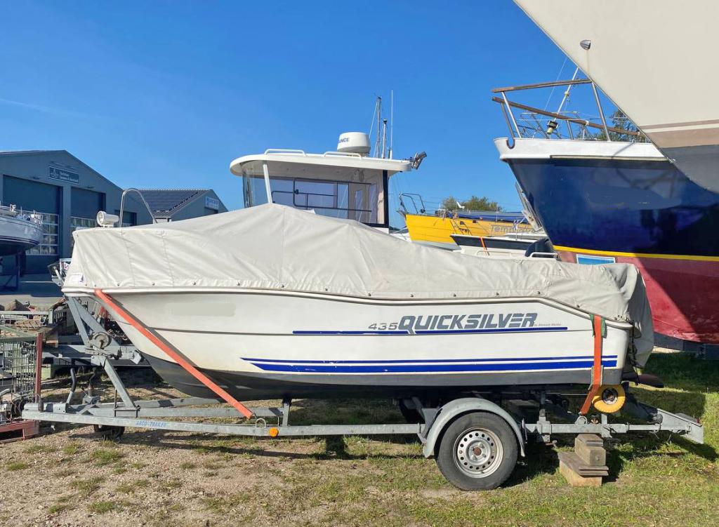 Cockpit der Quicksilver Cabin 435 Baujahr 1999, 4.48 Meter lang, Zustand: gut