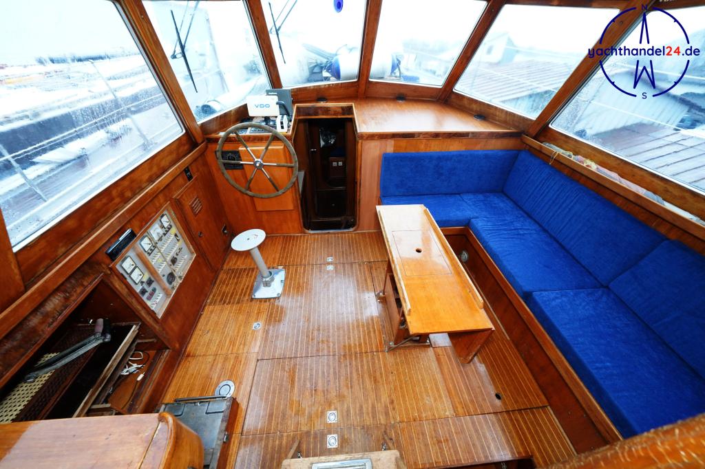 Cockpit der Nautors Swan 39 DS Baujahr 1977, 11.98 Meter lang, Zustand: reparaturbed&uuml;rftig