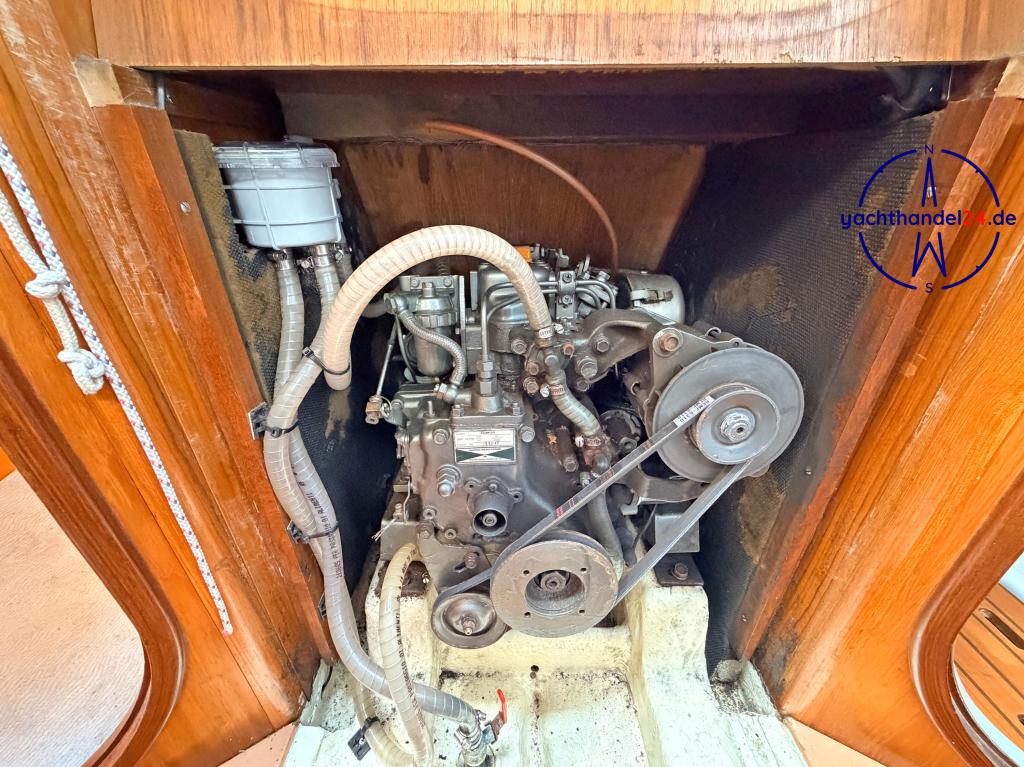 Motorraum der Gib Sea Gibsea 282 Baujahr 1988, 8.4 Meter lang, Zustand: gut