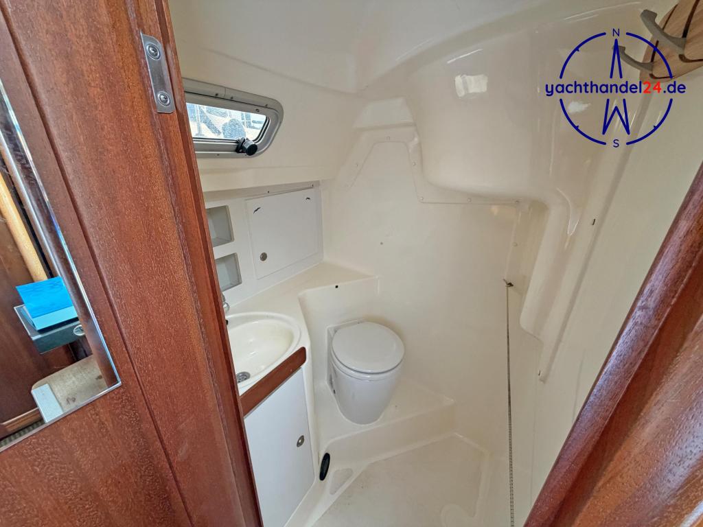 Innenansicht der Bavaria 33 Exclusiv Baujahr 1996, 10.28 Meter lang, Zustand: gut