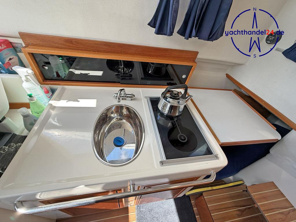 Cockpit der Bella Falcon 26 Fatino Baujahr 2002, 8.17 Meter lang, Zustand: gut