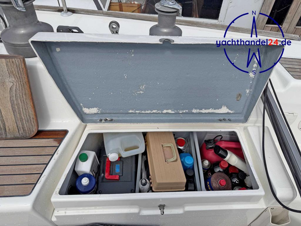 Motorraum der Beneteau First 40.7 Baujahr 1999, 12.17 Meter lang, Zustand: gut