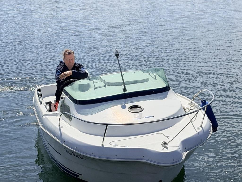 Innenansicht der Quicksilver Cabin 435 Baujahr 1999, 4.48 Meter lang, Zustand: gut