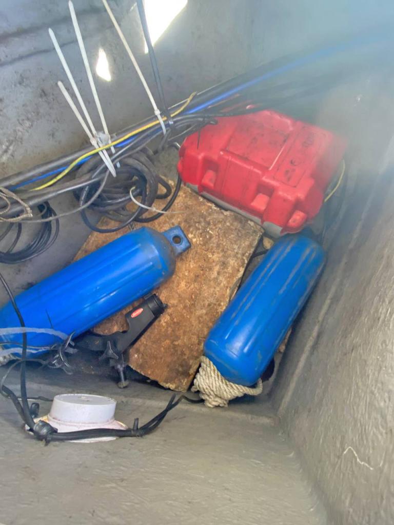 Deck der Quicksilver Cabin 435 Baujahr 1999, 4.48 Meter lang, Zustand: gut