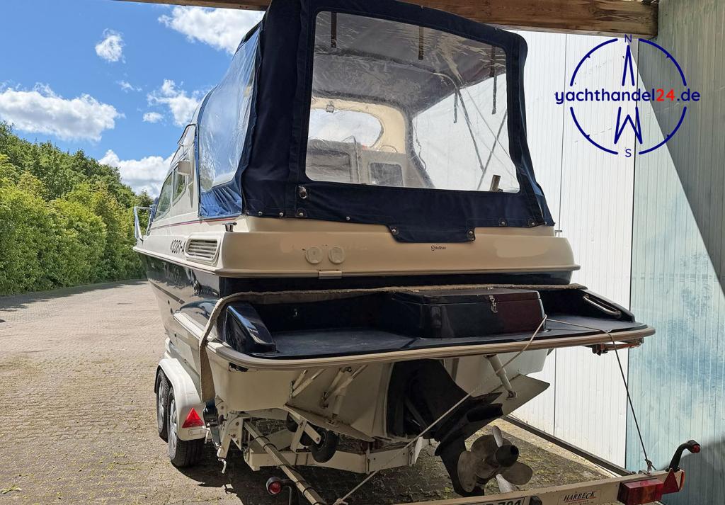 Motorraum der Bella Falcon 26 Fatino Baujahr 2002, 8.17 Meter lang, Zustand: gut
