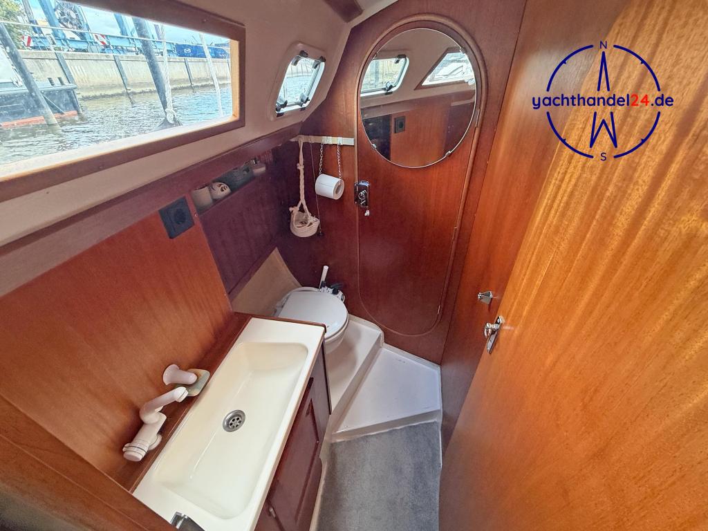Cockpit der Diva Fabola Diva 39 Baujahr 1986, 11.8 Meter lang, Zustand: gut