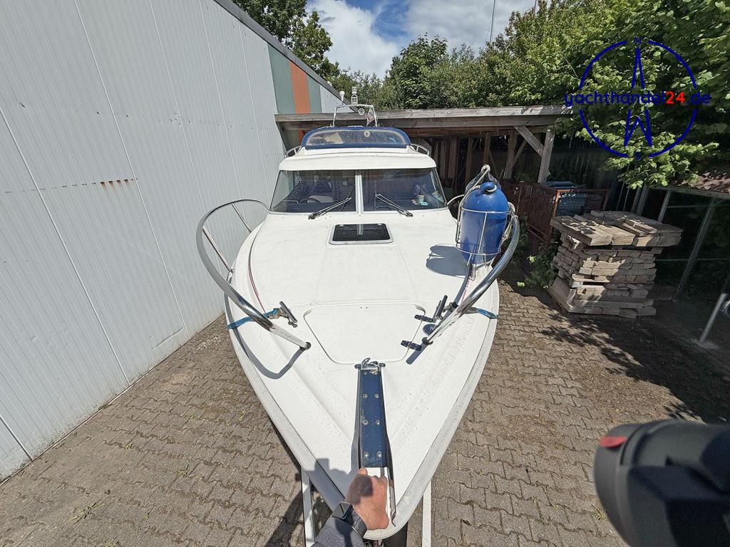 Innenansicht der Bella Falcon 26 Fatino Baujahr 2002, 8.17 Meter lang, Zustand: gut