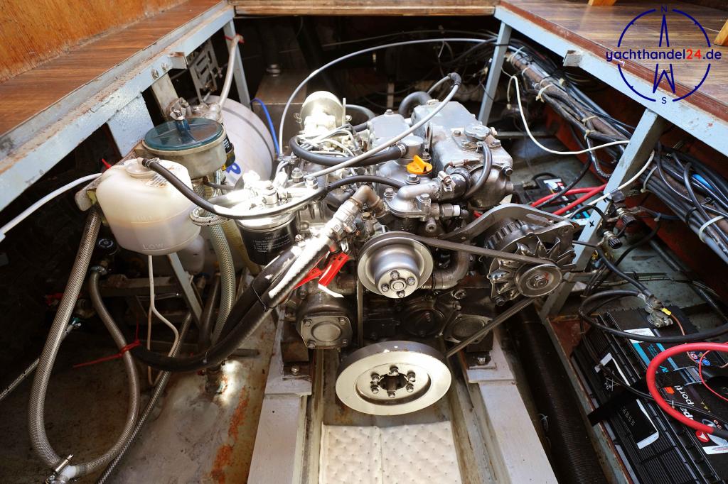 Motorraum der Unbekannter Hersteller &auml;hnlich Pedro Yacht Baujahr 1975, 10 Meter lang, Zustand: gut
