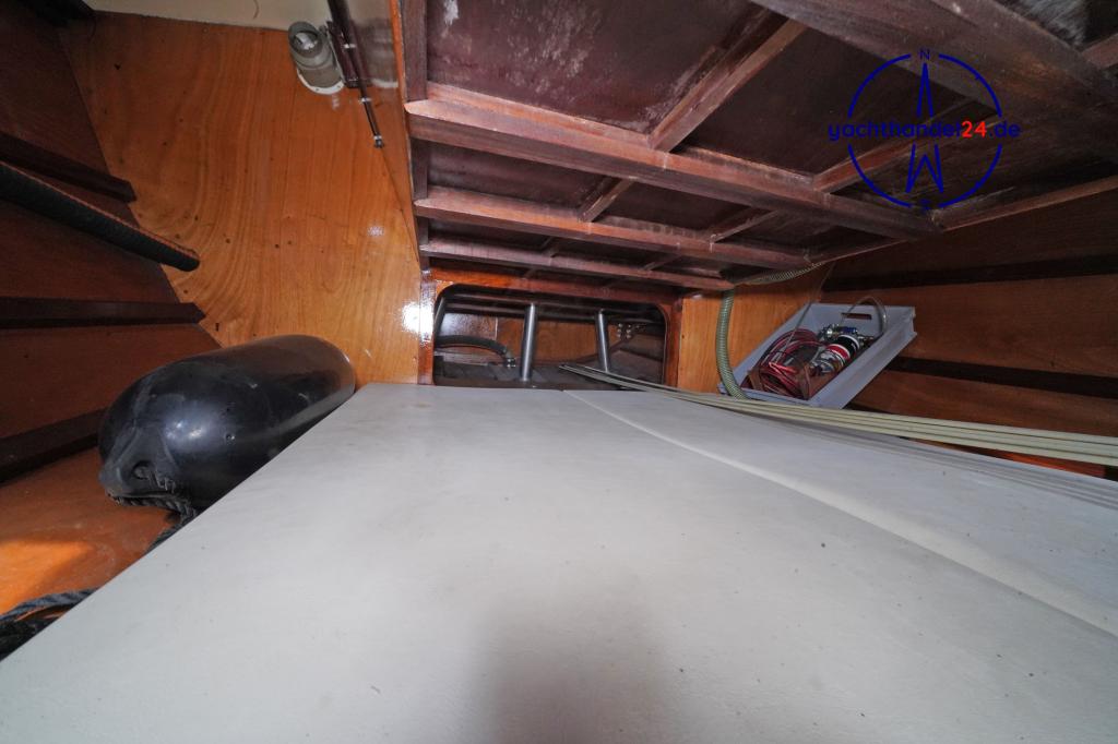 Motorraum der Waarschip 36 LD Baujahr 1992, 10.75 Meter lang, Zustand: reparaturbed&uuml;rftig