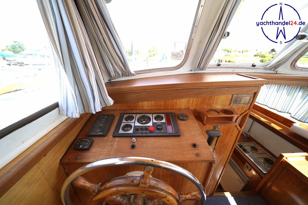 Motorraum der Unbekannter Hersteller &auml;hnlich Pedro Yacht Baujahr 1975, 10 Meter lang, Zustand: gut