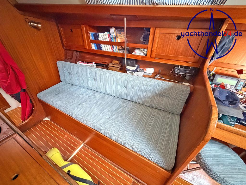 Au&szlig;enansicht der Omega 36 Baujahr 1988, 11 Meter lang, Zustand: gut