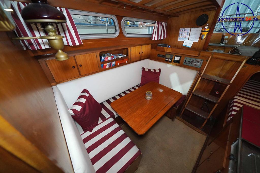 Innenansicht der Henningsen &amp; Steckmest Scalar 28 Baujahr 1974, 8.6 Meter lang, Zustand: sehr gut