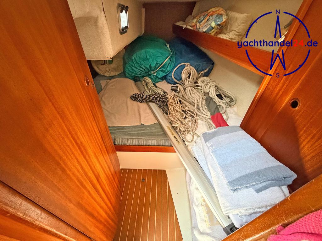 Detailansicht der Omega 36 Baujahr 1988, 11 Meter lang, Zustand: gut