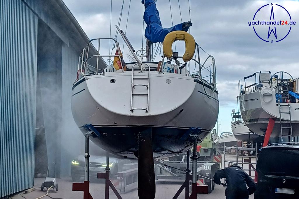 Motorraum der Comar Comet 910 Baujahr 1977, 9.1 Meter lang, Zustand: reparaturbed&uuml;rftig