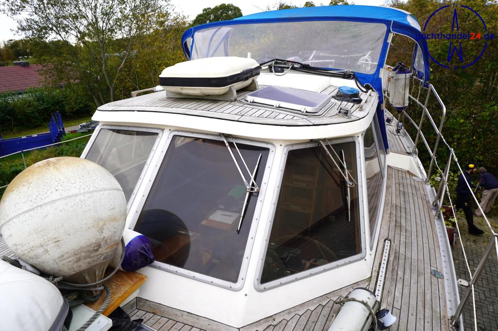 Cockpit der Nautors Swan 39 DS Baujahr 1977, 11.98 Meter lang, Zustand: reparaturbed&uuml;rftig