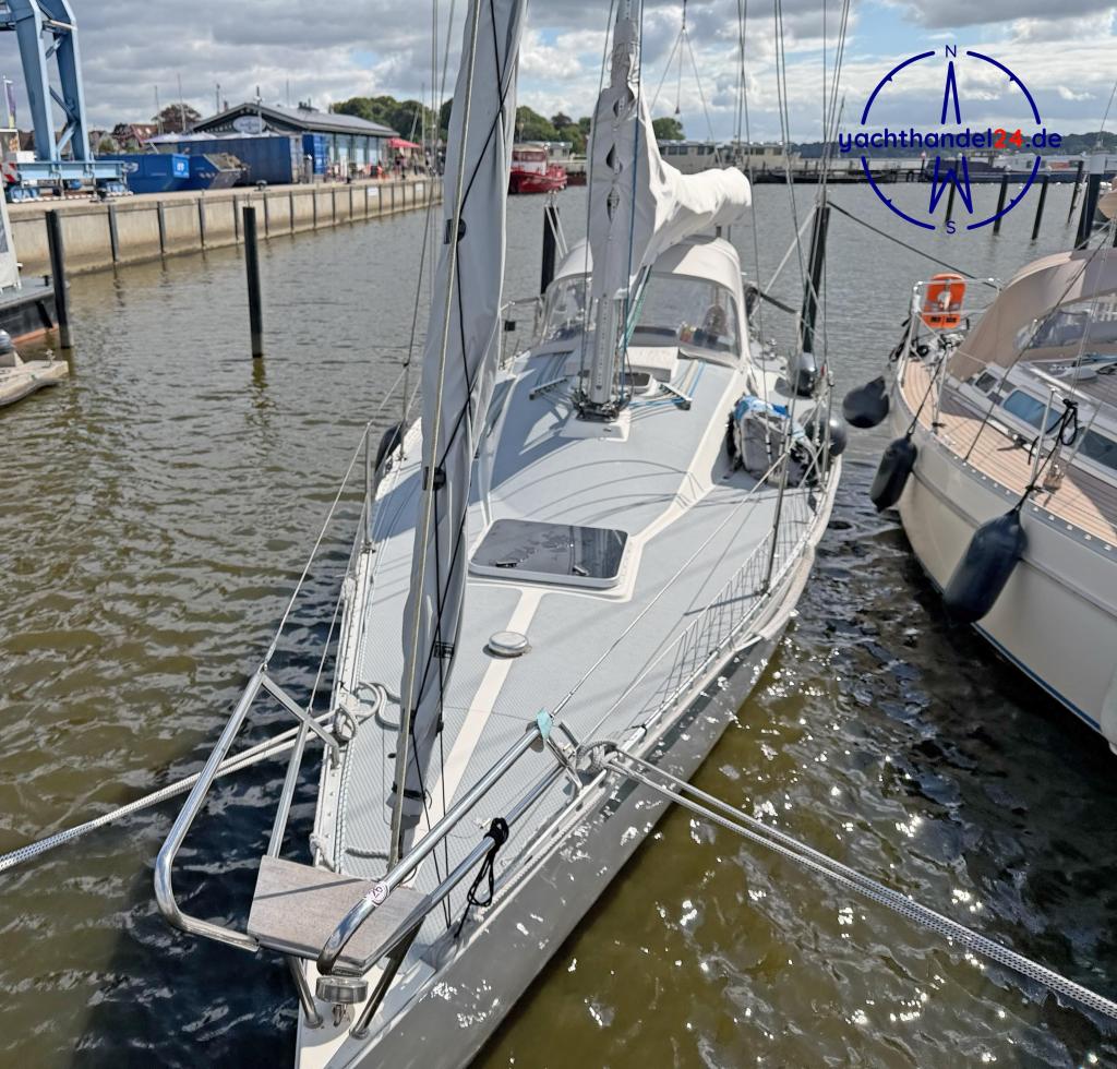 Cockpit der Diva Fabola Diva 39 Baujahr 1986, 11.8 Meter lang, Zustand: gut