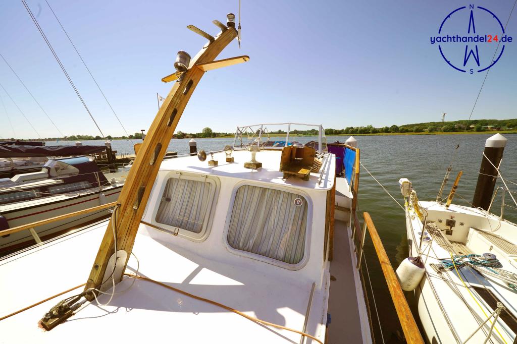 Motorraum der Unbekannter Hersteller &auml;hnlich Pedro Yacht Baujahr 1975, 10 Meter lang, Zustand: gut