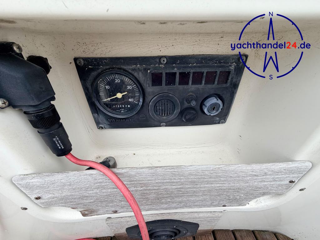 Cockpit der Omega 36 Baujahr 1988, 11 Meter lang, Zustand: gut