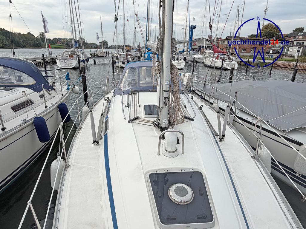 Innenansicht der Bavaria 33 Exclusiv Baujahr 1996, 10.28 Meter lang, Zustand: gut