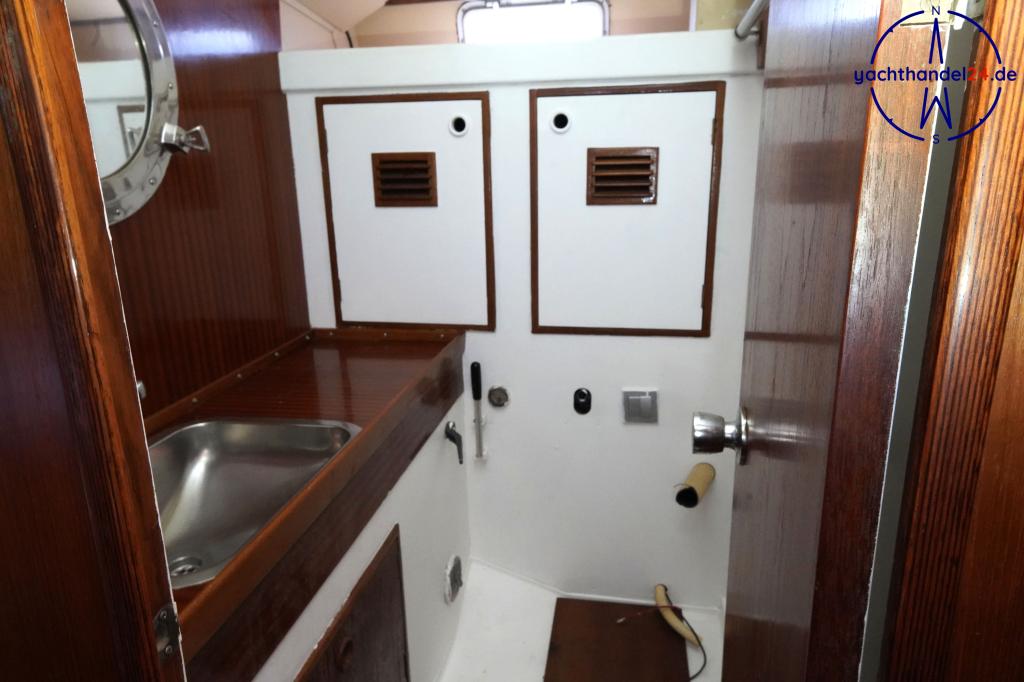 Motorraum der Nautors Swan 39 DS Baujahr 1977, 11.98 Meter lang, Zustand: reparaturbed&uuml;rftig