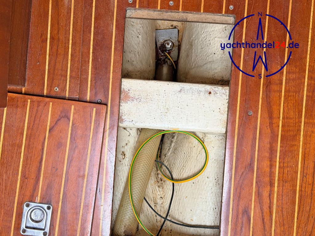 Detailansicht der Omega 36 Baujahr 1988, 11 Meter lang, Zustand: gut