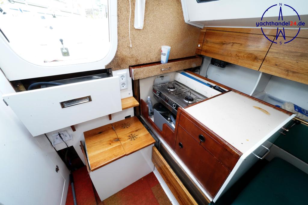 Motorraum der Comar Comet 910 Baujahr 1977, 9.1 Meter lang, Zustand: reparaturbed&uuml;rftig