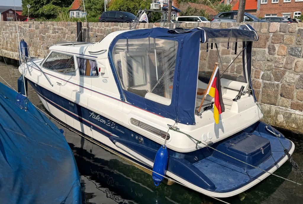 Detailansicht der Bella Falcon 26 Fatino Baujahr 2002, 8.17 Meter lang, Zustand: gut