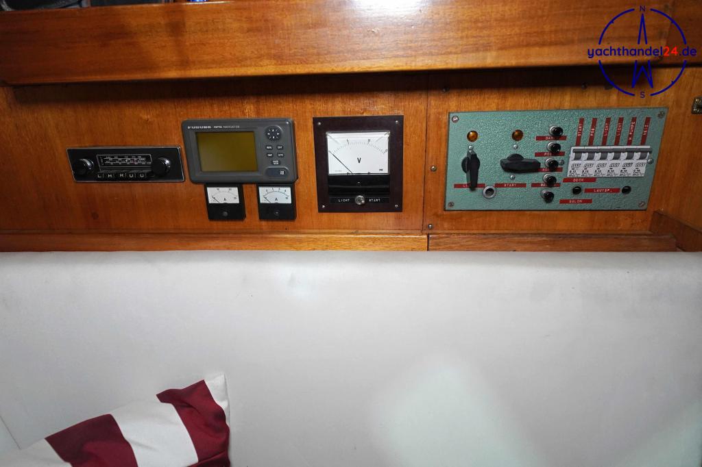 Motorraum der Henningsen &amp; Steckmest Scalar 28 Baujahr 1974, 8.6 Meter lang, Zustand: sehr gut