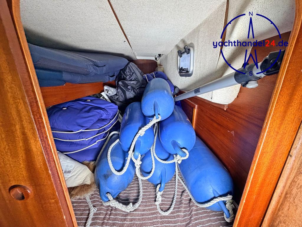 Cockpit der Omega 36 Baujahr 1988, 11 Meter lang, Zustand: gut