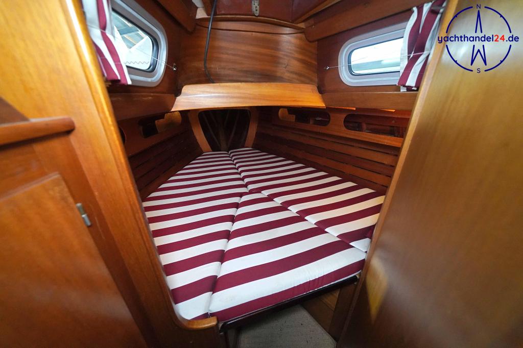 Motorraum der Henningsen &amp; Steckmest Scalar 28 Baujahr 1974, 8.6 Meter lang, Zustand: sehr gut