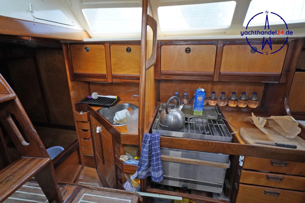 Au&szlig;enansicht der Waarschip 36 LD Baujahr 1992, 10.75 Meter lang, Zustand: reparaturbed&uuml;rftig