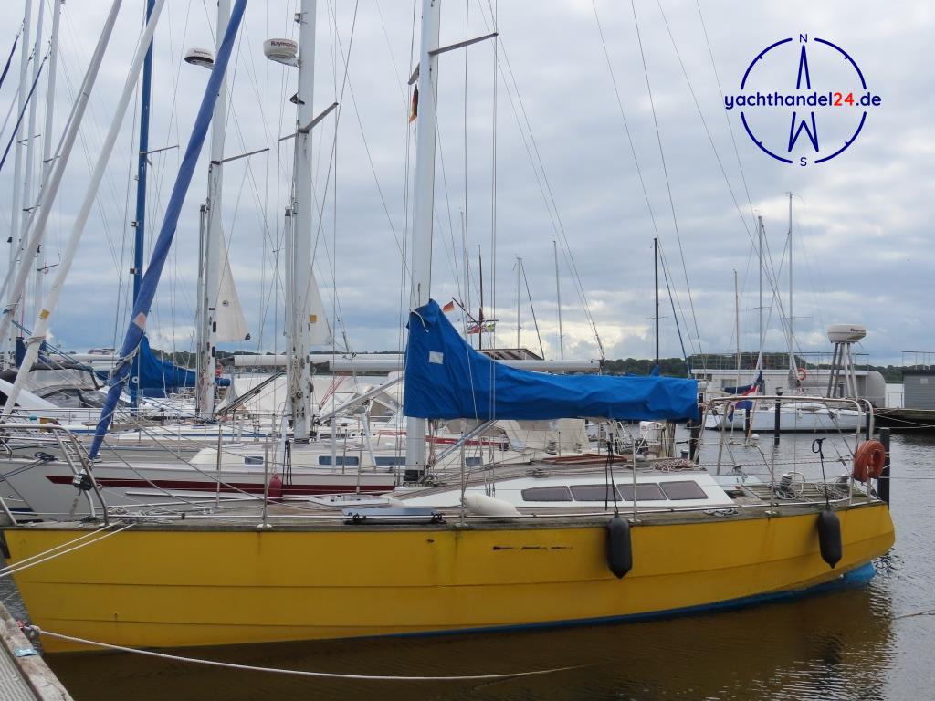 Au&szlig;enansicht der Waarschip 36 LD Baujahr 1992, 10.75 Meter lang, Zustand: reparaturbed&uuml;rftig