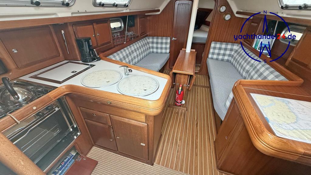 Innenansicht der Bavaria 33 Exclusiv Baujahr 1996, 10.28 Meter lang, Zustand: gut